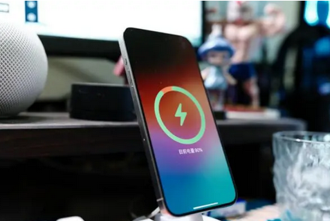 文圣苹果15换屏服务分享用什么充电器给iPhone15充电更好 